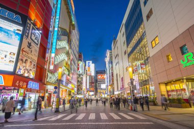 Tokyo, Japonya - 16 Nisan 2018: Gece Akihabara ilçe alanı landmark Tokyo, Japonya'da alışveriş.