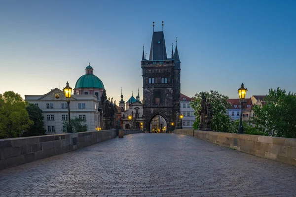Twilight Praha Med Charles Bridge Tsjekkia – stockfoto