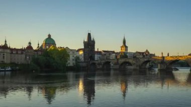 Çek, Cumhuriyeti timelapse 4k zaman atlamalı Charles Köprüsü ve eski şehir Köprüsü Kulesi