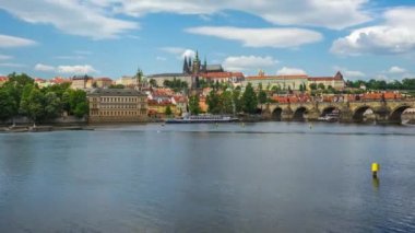 Prague, Çek Cumhuriyeti timelapse 4k Charles Köprüsü ile Prag şehir manzarası