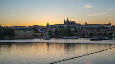 Charles Bridge, Prague, Çek Cumhuriyeti timelapse 4k ile gece zaman atlamalı Prag şehir manzarası için gün