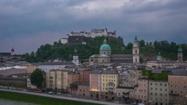 Gün gece zaman atlamalı video Salzburg eski şehir şehir manzarası içinde Avusturya timelapse 4k