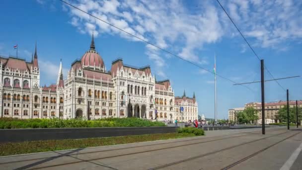 布达佩斯议会大厦与电车 Timelapse 在匈牙利 时间失效4K — 图库视频影像