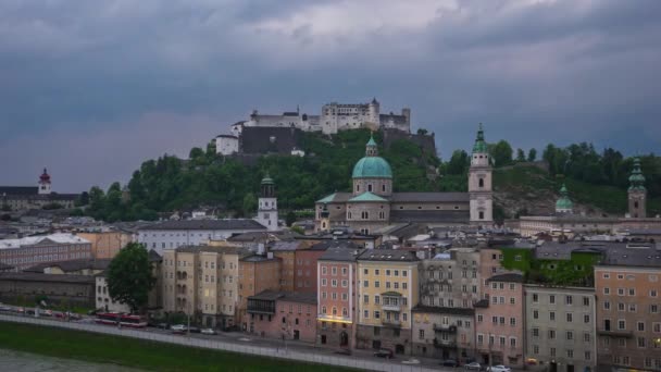 オーストリア タイムラプス のザルツブルク旧市街街並み夜タイムラプス ビデオの日 — ストック動画