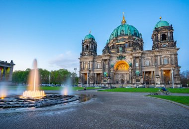 Berlin City, Müze Adası Mitte ilçesinde alacakaranlıkta Almanya Berliner Dom.