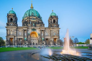 Berliner Dom Berlin City, Almanya geceleri.