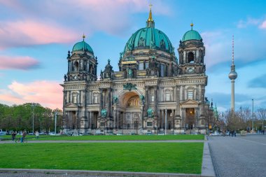 Berlin Cathedral güzel gökyüzü Berlin City, Almanya ile.
