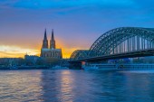 Hohenzollernbrücke mit Kölner Dom bei Sonnenuntergang in der Stadt Köln, Deutschland.