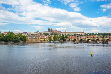 Praha, Çek Charles Köprüsü ile Praha manzarası.
