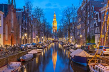 Gece Zuiderkerk kilisede Amsterdam city, Hollanda görünümünü.