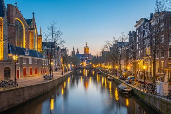 Město Amsterdam Noci Výhledem Kostel Svatého Mikuláše Nizozemsku — Stock fotografie
