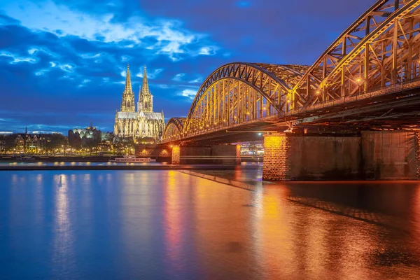Catedral Colonia Por Noche Con Hohenzollern Puente Hito Ciudad Colonia — Foto de Stock