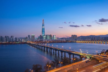 Gece Seoul City Güney Kore'de sokak.