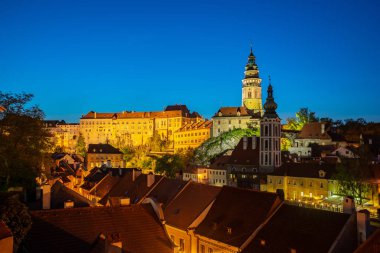 Cesky Krumlov manzarası gece Çek Cumhuriyeti.