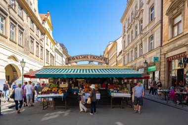 Prag, Çek - 7 Mayıs 2018: Havelska Market Prague city, Çek Cumhuriyeti.