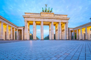 Brandenburg Kapısı alacakaranlık Berlin, Almanya'da bulunan meşhur mekanlar.