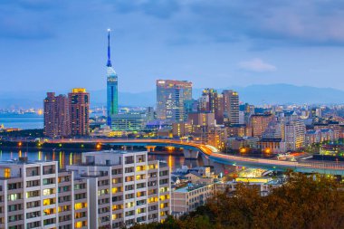 Japonya'nın Fukuoka cityscape manzarası ile alacakaranlık gökyüzü.