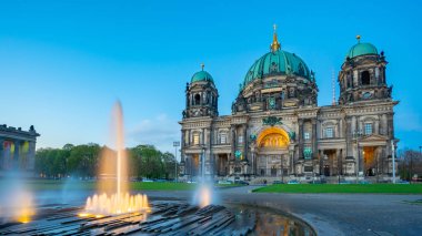 Berlin City, Müze Adası Mitte ilçesinde gece Almanya Berliner Dom.