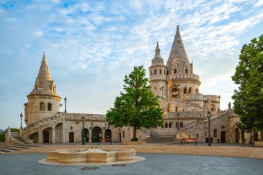 Fisherman's Bastion gündoğumu ile Budapeşte, Macaristan.