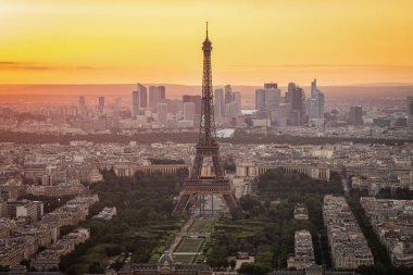 Gün batımında Paris manzarası şehirde Paris, Fransa-Eyfel Kulesi ile.