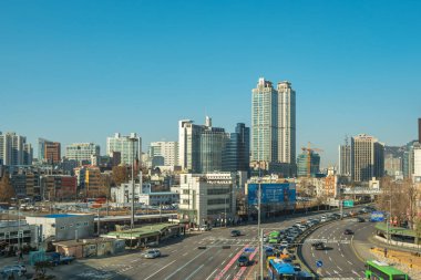 Seoul, Güney Kore - 13 Aralık 2017: The Seoul trafik ve binalar Seul İstasyonu Seoul, Güney Kore.