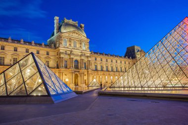 Paris, Fransa - 13 Mayıs 2014: Twilight kenti Paris Louvre Müzesi Fransa ile.