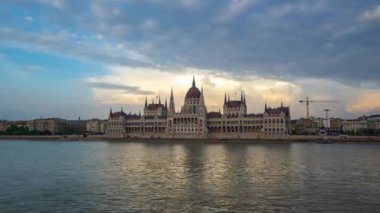 Gün gece timelapse Macarca Meclis Binası Budapest City, Macaristan zaman atlamalı için