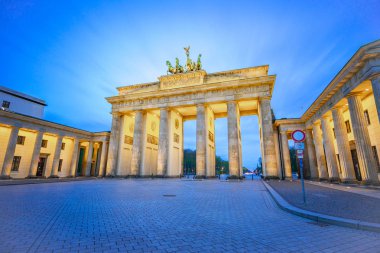 Brandenburg Kapısı geceleri Berlin, Almanya'da bulunan meşhur mekanlar.