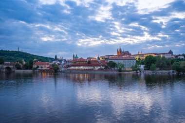 Alacakaranlıkta Prag şehir manzarası Prag, Çek Cumhuriyeti.
