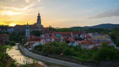 Çek Cumhuriyeti zaman atlamalı 4k batımında Timelapse Cesky Krumlov tarihi kent