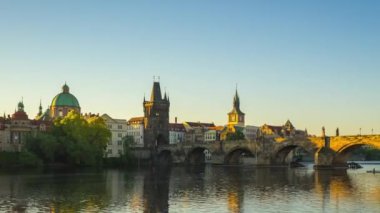 Zaman atlamalı video çek timelapse 4k gündoğumu ile Prag eski şehir