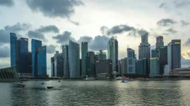 Singapur şehir manzarası ile simgesel yapı binalar gün gece timelapse 4k için