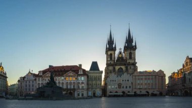 Prag zaman atlamalı, Prag eski şehir manzaralı Tyn kilise Çek Cumhuriyeti'nde timelapse 4k kare Sunrise