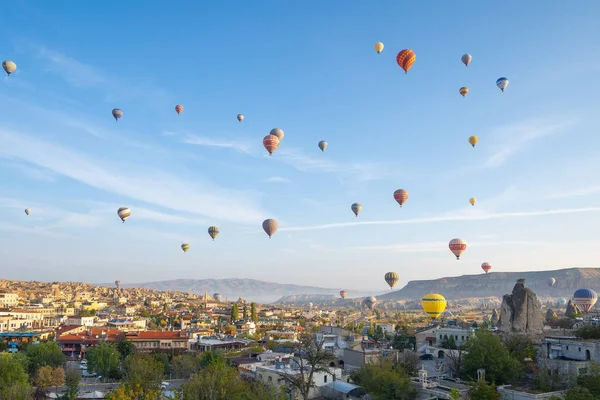 トルコ カッパドキアの熱気球とカッパドキア都市景観のスカイライン — ストック写真