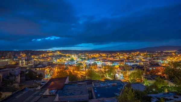 ギョレメの夜カッパドキア都市景観のスカイライン — ストック写真