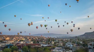 Cappadocia zaman atlamalı, balon uçuyor Kapadokya'da Türkiye'de, 4k timelapse Goreme siluetinin manzarasına sahip