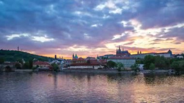 Prag şehir manzarası gün gece timelapse Çek Cumhuriyeti'nde, zaman atlamalı 4k