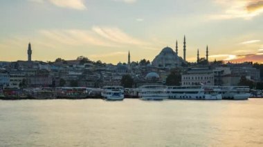 Gece zaman atlamalı Istanbul, Türkiye'de Galata Köprüsü yakınlarında bağlantı noktasının gününe Istanbul, Türkiye