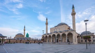 Konya şehir içinde Türkiye, Mevlana Müzesi görünümü ve Selimiye Camii zaman atlamalı, Konya, Türkiye