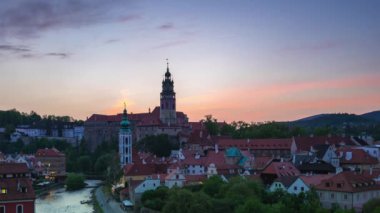 Cesky Krumlov manzarası zaman atlamalı Çek Cumhuriyeti'nde alacakaranlıkta