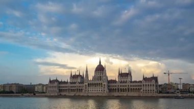 Gece timelapse Parlamento Binası ve Tuna Nehri Macaristan Budapeşte gün