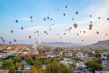 Cappadocia şehir manzarası ile sıcak hava balonu gökyüzüne at binme.
