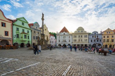 Cesky Krumlov, Çek Cumhuriyeti - 5 Mayıs 2018: Turizm seyahat, Cesky Krumlov kasaba meydanında Çek Cumhuriyeti.