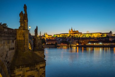 Prague, Çek Cumhuriyeti günde gece Vltava Nehri manzaralı Prag şehir manzarası.