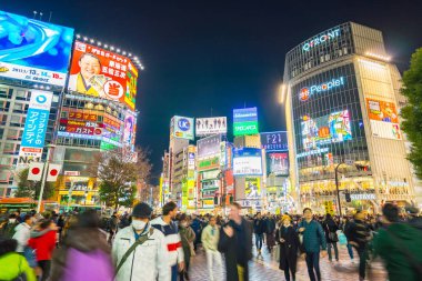 Tokyo, Japonya - 1 Ocak 2017: İnsanlar Shibuya Crossing: Tokyo, Japan bulunan meşhur mekanlar