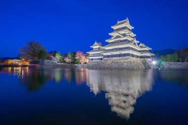 Yansıma Nagano, Japonya ile gece Matsumoto Kalesi.