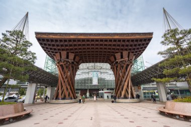 Tsuzumimon Gate simgesel yapısının Kanazawa Kanazawa istasyonu doğu çıkışına hemen önünde yer alır.