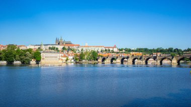 Prag kenti ile Charles Köprüsü Prag, Çek Cumhuriyeti 'nde ufuk çizgisi