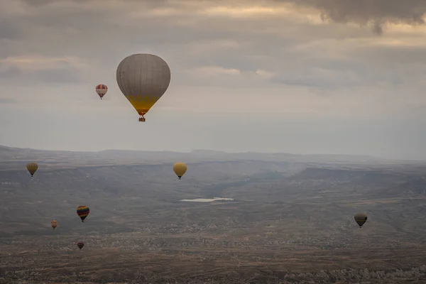 Hete lucht Ballonvaart in Capadocia, Turkije — Stockfoto