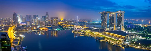 シンガポールのマリーナ湾の景色と都市景観のスカイラインのシンガポール パノラマ ビュー — ストック写真